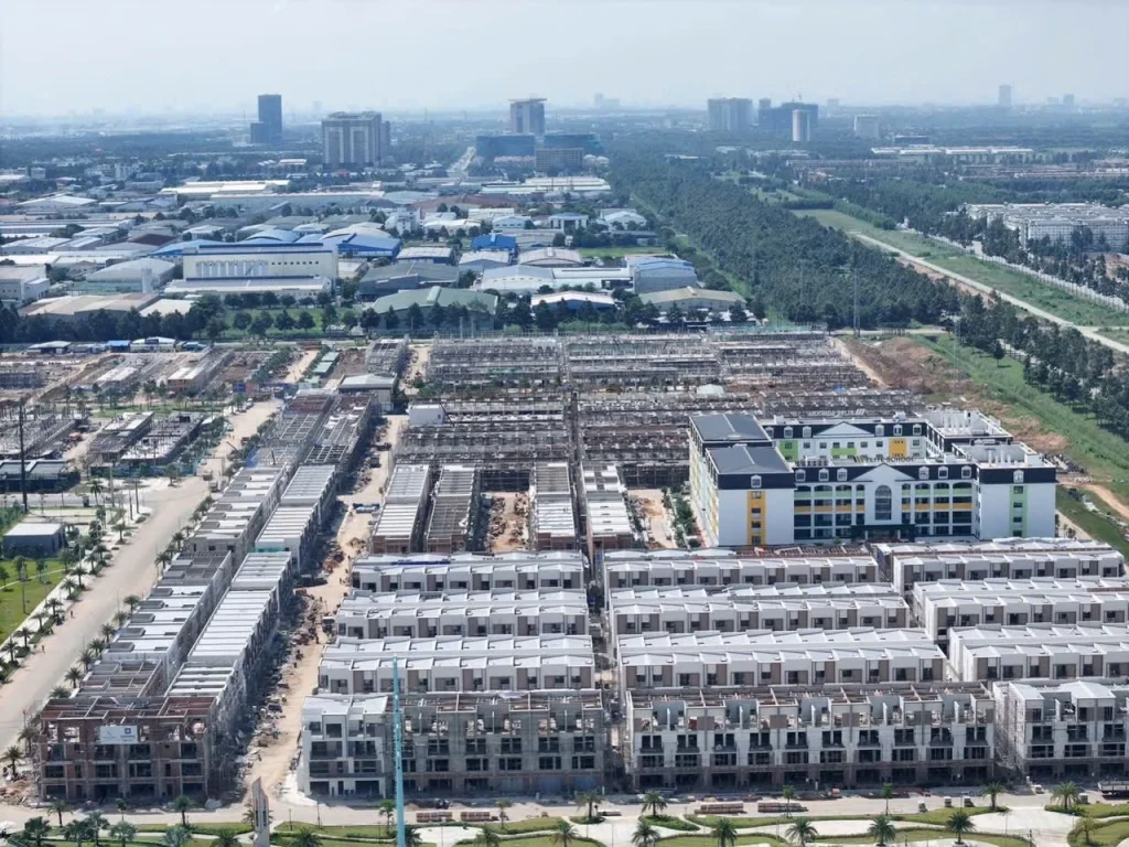 Một số block nhà phố thấp tầng đang hoàn thiện trong, ngoài trong tháng 11/2025